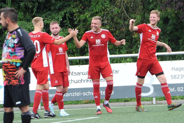 Spieler des Geisecker SV klatschen sich ab.