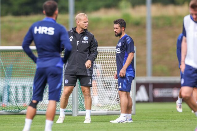09.09.2024, Fussball, Saison 2024/2025, 2. Bundesliga, Training FC Schalke 04, v. l. Cheftrainer Karel Geraerts (FC Schalke 04), Amin Younes (FC Schalke 04)