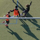 Kinder spielen Fußball.