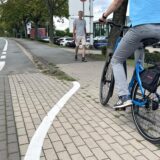 Ein Radfahrer fährt vom Radweg an der Hansastraße in Unna auf den Gehweg, den sich Fußgänger und Radfahrer seit kurzem teilen müssen.