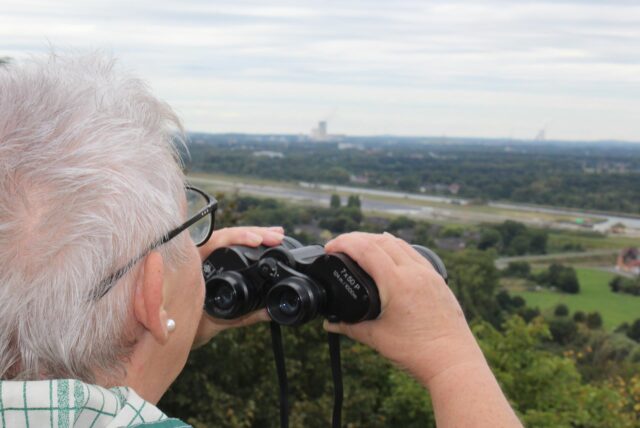 Elisabeth Kohlrep genießt den Ausblick von der Halde.