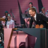 Moderator Joko Winterscheidt lacht bei der Aufzeichnung der Quizshow „Wer stiehlt mir die Show?“