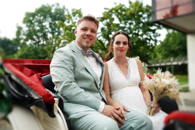 Johnna und Marc-Andre Vollmich fuhren nach der Hochzeit mit einer Kutsche zum Erzschacht.