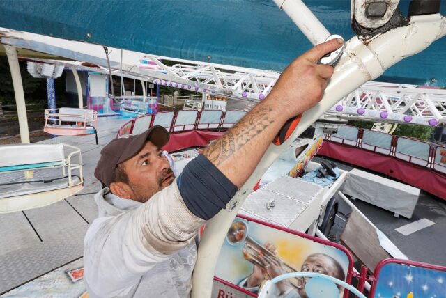 Am Freitag beginnt die traditionelle Pflaumenkirmes in Methler. Für den namensgebenden Pflaumenkuchen wurden rund 130 Kilo Pflaumen verbacken. Gestern legte Mechaniker Ilie Raicu legt letzte Hand an den „Twister“ an.