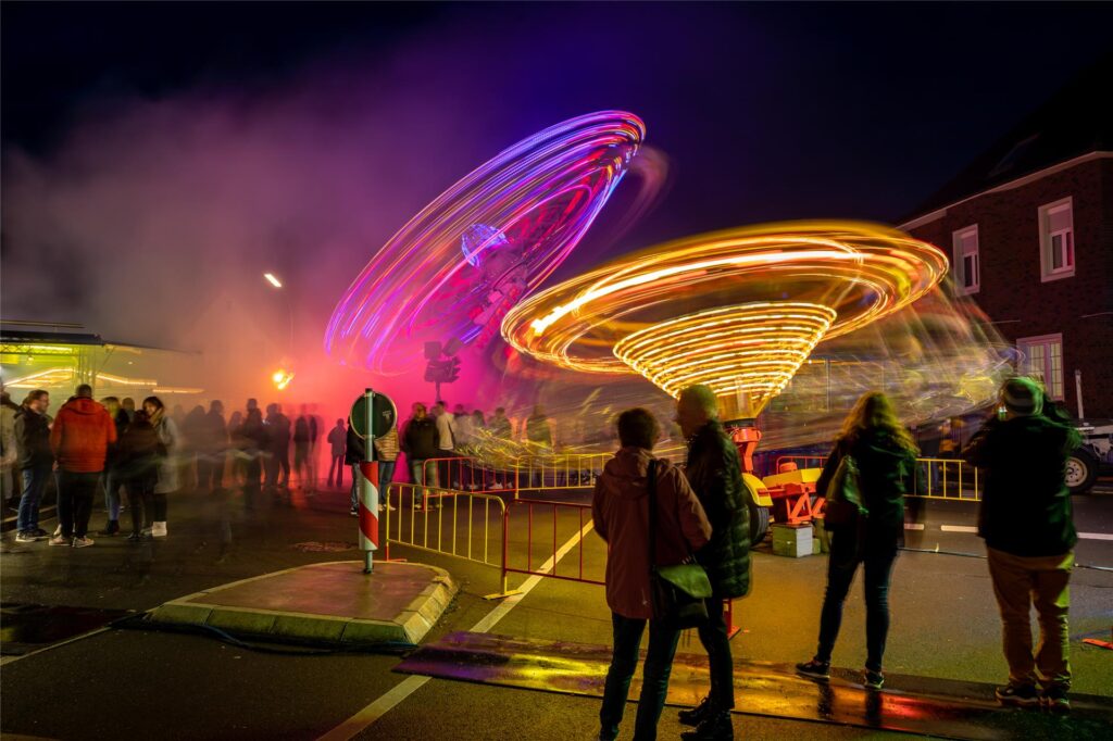 Bis 22 Uhr in der Nacht drehen sich ab Freitag wieder die Karussells auf der Pflaumenkirmes. Bis 22 Uhr in der Nacht drehen sich ab Freitag wieder die Karussells auf der Pflaumenkirmes.