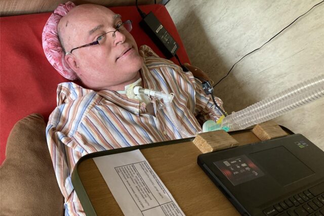 Ans Bett gefesselt und doch mitten im Leben: Jochen Stelzer hält über das Internet Kontakt zur Welt.