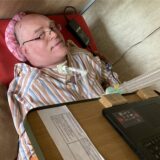 Ans Bett gefesselt und doch mitten im Leben: Jochen Stelzer hält über das Internet Kontakt zur Welt.