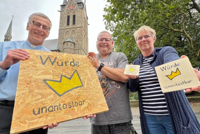 Zum Pfarrgemeindefest der Pfarrei St. Franziskus haben sich die Organisatoren um Pastor Bernhard Middelanis (von links), Jörg Hilbk und Petra Wortmann ein buntes Programm rund um das zentrale Motiv „Würde“ einfallen lassen.