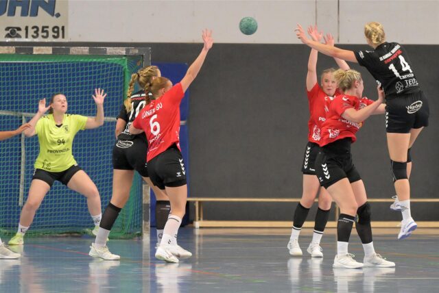 Handballerinnen schauen zum Ball.