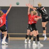 Handballerinnen schauen zum Ball.
