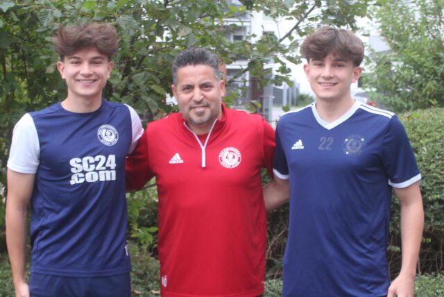 Gehen die Westfalenliga-Saison äußerst ambitioniert an: Trainer Kurtulus Öztürk (M.) mit den Zwillingen Kerem und Seydi Keskin (r.).