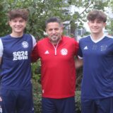 Gehen die Westfalenliga-Saison äußerst ambitioniert an: Trainer Kurtulus Öztürk (M.) mit den Zwillingen Kerem und Seydi Keskin (r.).