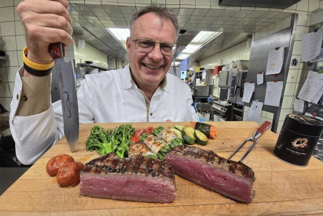 Ein Klassiker unter den Steak-Varianten ist das Chateaubriand. Immer für zwei Personen und mit feinen Gemüsen umlegt. Koch Günther Overkamp meint: Ideal für ein Abendessen am Hochzeitstag. – Aber ob soviel Fleisch im Magen noch Platz für Romantik lässt?
