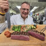 Ein Klassiker unter den Steak-Varianten ist das Chateaubriand. Immer für zwei Personen und mit feinen Gemüsen umlegt. Koch Günther Overkamp meint: Ideal für ein Abendessen am Hochzeitstag. – Aber ob soviel Fleisch im Magen noch Platz für Romantik lässt?