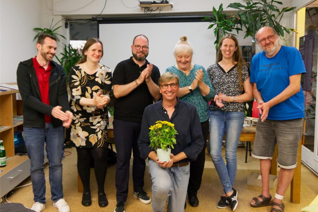 Wahlen auf der Kreismitgliederversammlung von Bündnis 90/Die Grünen: vorn Michael Sacher, dahinter Mitglieder des Kreisvorstands, v.l.: Emanuel Wiggerich, Katrin Jacobs, Christoffer Diedrich (neu gewählter Sprecher), Regina Ranft (Sprecherin), Sarah Moritz (neu gewählt), Volker Hendrix. Wahlen auf der Kreismitgliederversammlung von Bündnis 90/Die Grünen: vorn Michael Sacher, dahinter Mitglieder des Kreisvorstands, v.l.: Emanuel Wiggerich, Katrin Jacobs, Christoffer Diedrich (neu gewählter Sprecher), Regina Ranft (Sprecherin), Sarah Moritz (neu gewählt), Volker Hendrix.