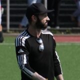 David Sawatzki gibt an der Seitenlinie Anweisungen.