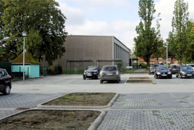 Autos stehen auf dem neuen Parkplatz an der Altenhammstraße in Herbern.