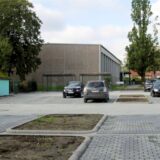 Autos stehen auf dem neuen Parkplatz an der Altenhammstraße in Herbern.