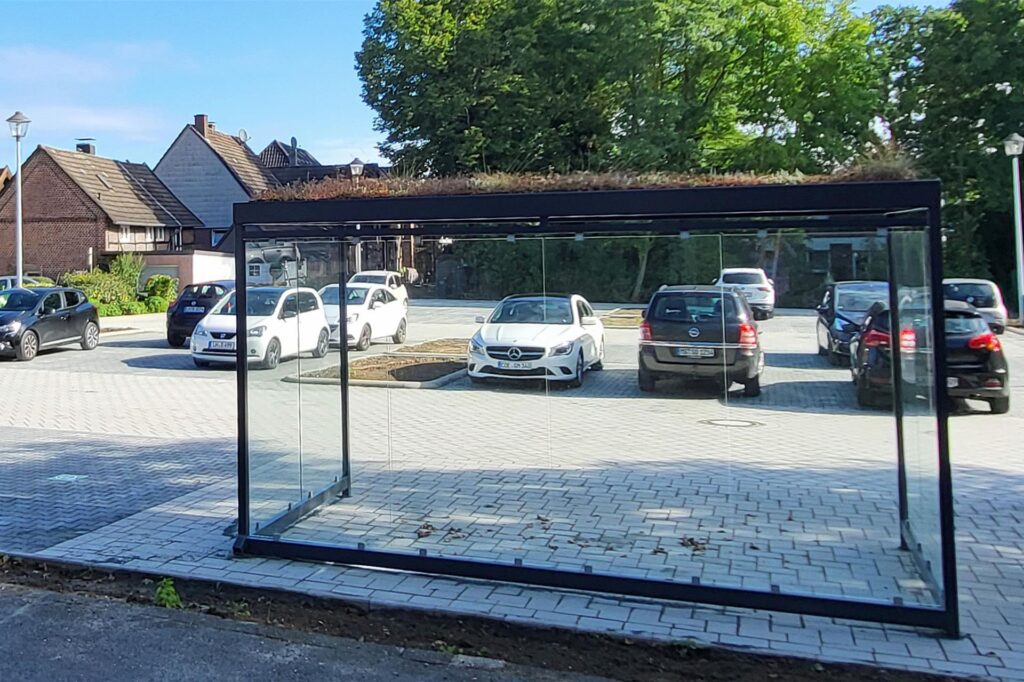 Autos stehen auf dem neuen Parkplatz an der Altenhammstraße in Herbern.