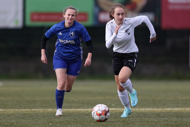 Karla Hackenberg zieht mit dem Ball an.