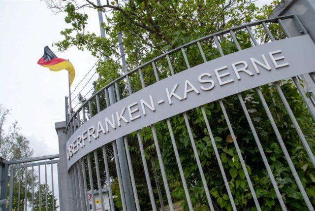 An einem Zaun steht „Oberfranken-Kaserne“.
