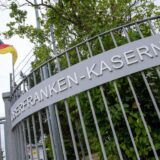 An einem Zaun steht „Oberfranken-Kaserne“.