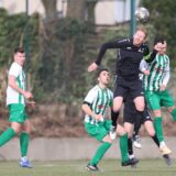 Spieler von PSV Bork und GS Cappenberg im Luftzweikampf