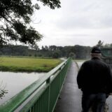 Ein Mann geht über die Ruhrbrücke am Wellenbad in Schwerte-Geisecke. Das Wetter ist trüb.