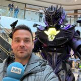 Martin Bytomski steht vor einem Transformer in der Thier-Galerie Dortmund.
