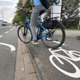 An der Hansastraße in Unna fährt ein Radfahrer vom Geh- und Radweg auf die Fahrbahn (Szene nachgestellt). Mit der Zusammenführung auf dem Bürgersteig widerspreche die Stadt Unna ihren eigenen Beschlüssen, kritisiert der ADFC.