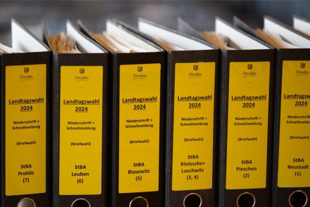 Aktenordner mit Unterlagen zur Briefwahl der Landtagswahl in Sachsen und Thüringen.
