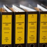 Aktenordner mit Unterlagen zur Briefwahl der Landtagswahl in Sachsen und Thüringen.