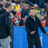 Nuri Sahin schaut zur Seite.