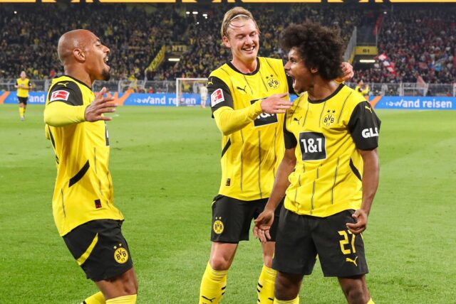 Karim Adeyemi jubelt gemeinsam mit Julian Brandt und Donyell Malen.
