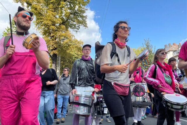 Mehrere friedlich Demonstrierende zogen am Samstag durch Dortmund.