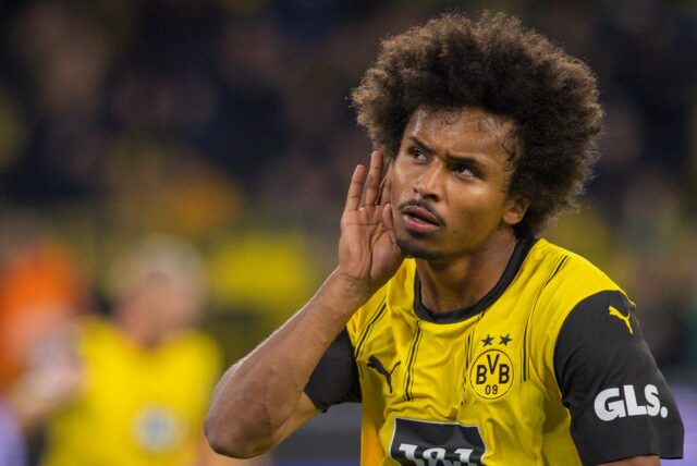 Karim Adeyemi jubelt über ein Tor.