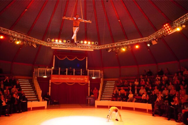 Das Duo „Just two Men“ erstaunte das Publikum im „Circus Criminale“ mit atemberaubender Körperbeherrschung.