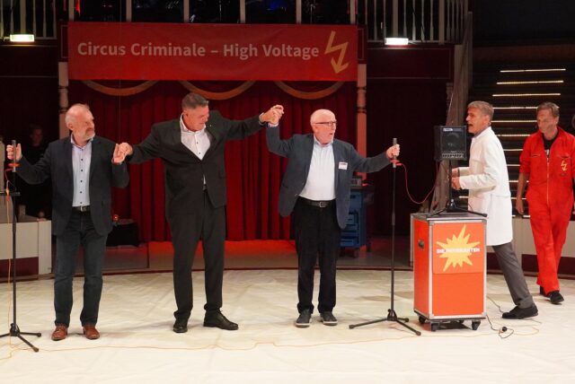 Bei der Eröffnung von Mord am Hellweg in Unna stehen fünf Männer im Circus Travados