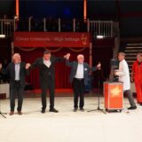 Bei der Eröffnung von Mord am Hellweg in Unna stehen fünf Männer im Circus Travados