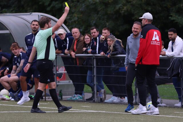Schiedsrichter Lukas Wulle zeigt SSV-Coach Marc Woller wegen Meckerns die Gelbe Karte.