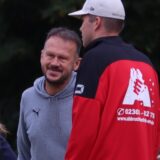 Schiedsrichter Lukas Wulle zeigt SSV-Coach Marc Woller wegen Meckerns die Gelbe Karte.
