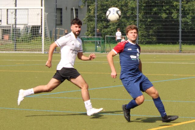 Marius Milcarek (r.) schaut zum Ball.