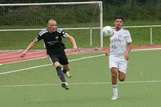 Arkadij Dannhauer flankt den Ball.