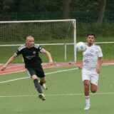 Arkadij Dannhauer flankt den Ball.