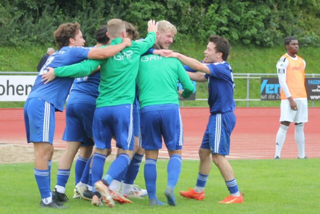 Tim Kortenbusch (2.v.r.) brachte den Holzwickeder SC zwischenzeitlich mit 2:1 in Hohenlimburg in Führung.