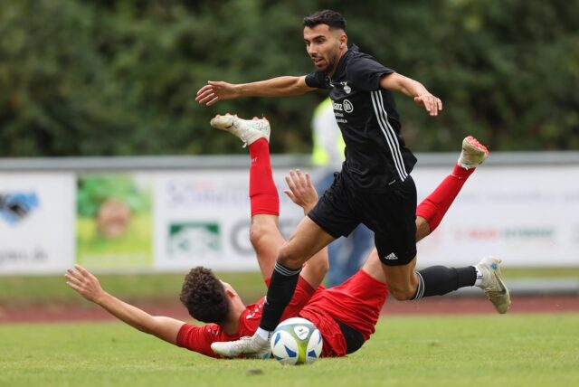 Samet Sahin von Eintracht Werne überläuft seinen Gegenspieler.