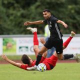 Samet Sahin von Eintracht Werne überläuft seinen Gegenspieler.