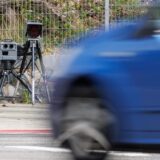 Ein Auto fährt an einem mobilen Blitzer vorbei.