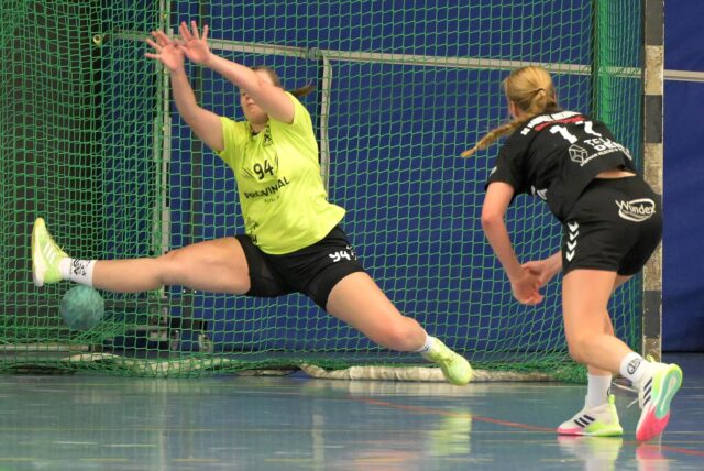 Vivien Thun hält einen Ball.