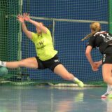 Vivien Thun hält einen Ball.